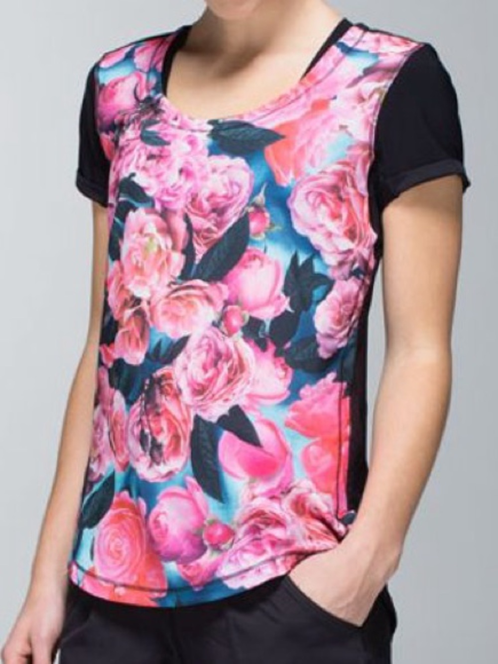 Lululemon Lightened Up Short Sleeve
Secret Garden/Black size 6